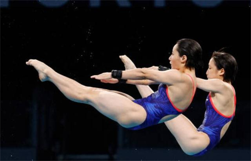 贺中国跳水姑娘勇夺东京奥运金牌
