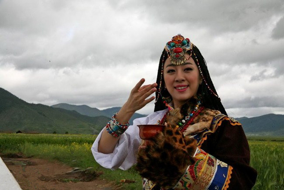 【唯美人像】美丽的"藏族姑娘(二=藏族人家/巴桑 问道天宇的日
