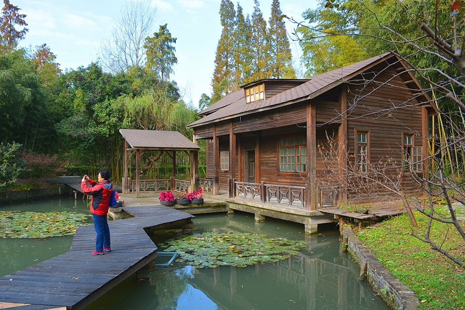 上海松江大学城和著名的佘山旅游风景区,东望著名的上影车墩影视基地