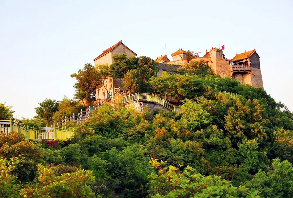 在草长莺飞的五月,走进河南安阳林州原康镇柏尖山风景区,满山的黄栌