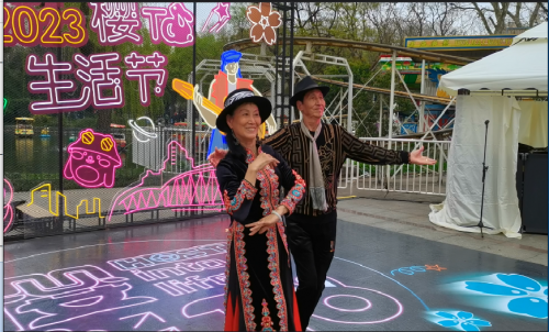 樱花节上舞者的即兴表演（片段）
